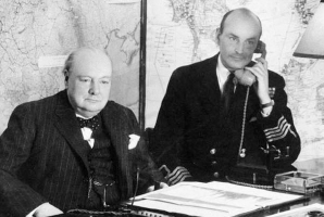 El primer ministro Winston Churchill (izquierda) en la Sala de Guerra del Gabinete